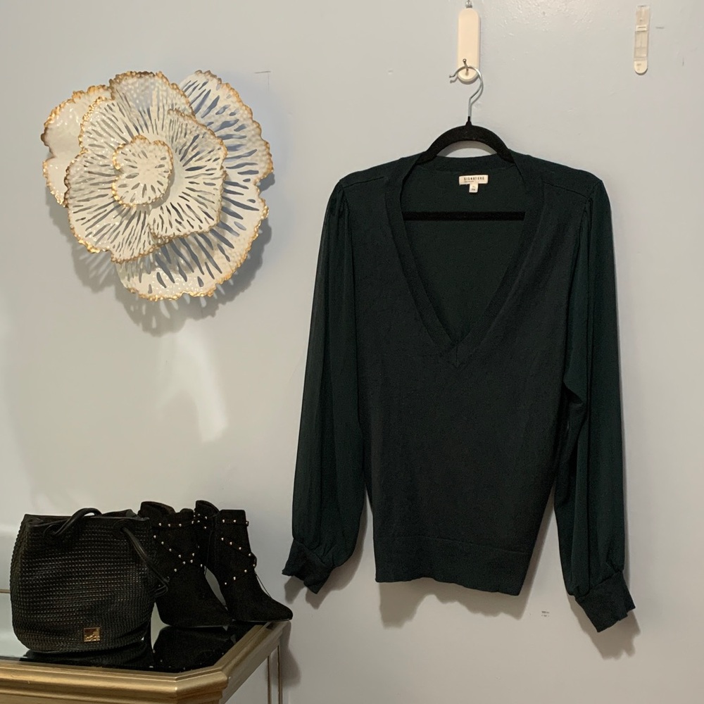 Reitman’s V-neck with sheer sleeves, lightweight sweater size extra large